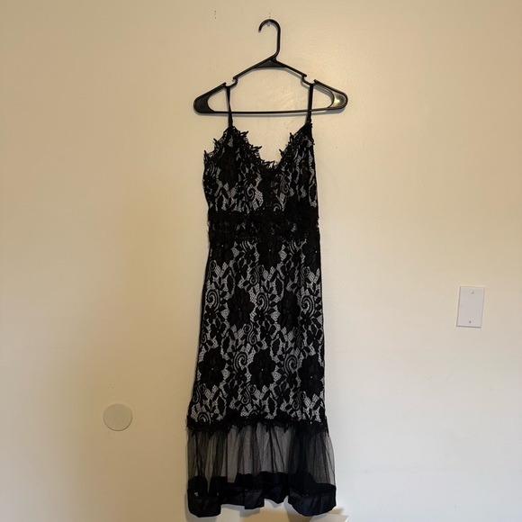 Dresses & Skirts - Chic Black Lace Midi Dress